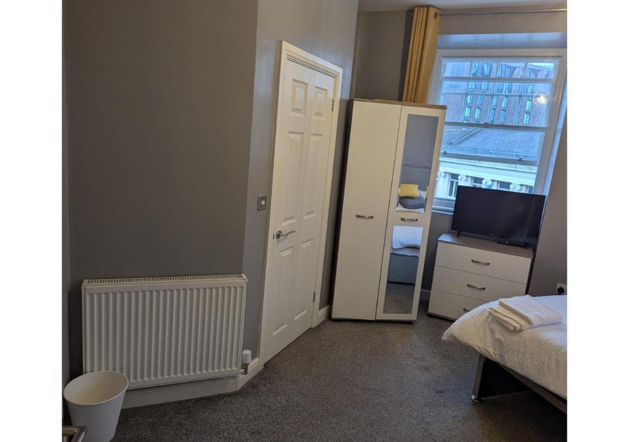 Darwin Stays - Service Accommodation In Newcastle Under Lyme City Centre Eksteriør billede